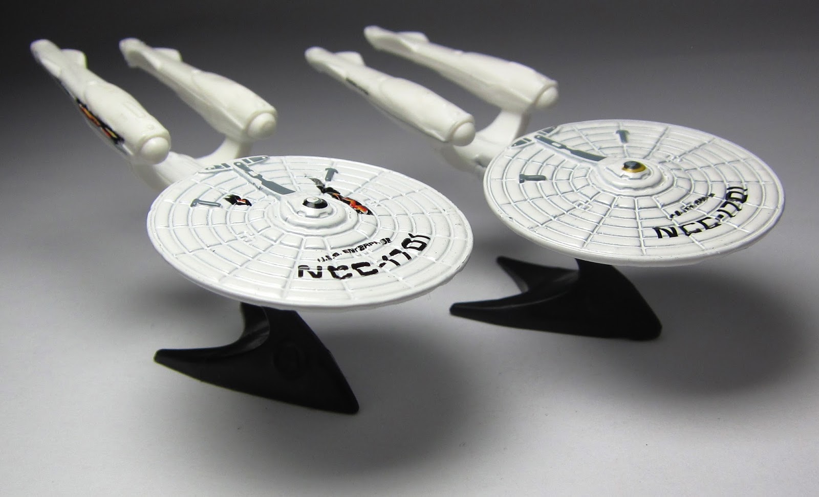 Hot Wheels Star Trek U.S.S Enterprise NCC-1701 with Battle Scars 